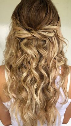 Half Up Prom Hairstyles, Hairstyles Effortless, Up Prom Hairstyles, Half Down Prom Hairstyles, Down Hairstyles For Prom, Half Up Half Down Prom, Down Prom Hairstyles, Curly Prom Hair, Prom Hair Medium