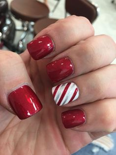 Christmas is a time of joy, warmth, and togetherness. While we decorate our homes and dress up for the season, why not add some holiday cheer to your nails as well? Simple Christmas nails are an easy and fun way to show off your festive spirit. Whether you’re getting ready for a cozy family gathering or a stylish office party, simple Christmas nails can be the perfect accessory.  With a few basic tools and a little creativity, anyone can achieve beautiful Christmas nail designs at home. Plus, yo Nails December Winter, Character Nails, Nail Art Noel, Nails Size, Nail Goals, Nails Opi, Christmas Gel, Turquoise Nails, December Nails