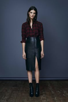 Plaid Top Outfit, Outfit Ideas Dressy, Black Leather Skirt, Looks Country, Looks Street Style, Black Leather Skirts, Leather Pencil Skirt, Thanksgiving Outfit