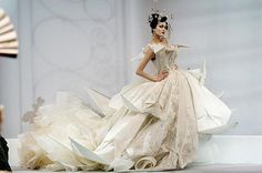 Shalom Harlow at Christian Dior haute couture s/s 2007 by John Galliano. Kate Moss Wedding Dress, Mode Origami, Galliano Dior, Origami Fashion, Origami Dress, Shalom Harlow, Collection Couture, Marisa Miller, Christian Dior Haute Couture