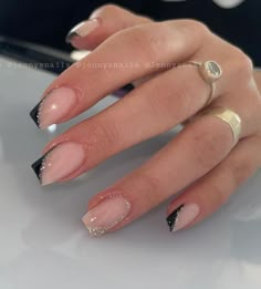 Best Classy Nails, Black Classy Nails, Beautiful Nails Elegant, Black Elegant Nails, Black Design Nails, Nails Design Classy, Classy Short Nail Designs, Elegance Nails, Neutral Nails Acrylic