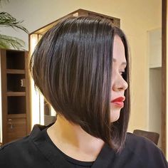 21 Short, Stacked Inverted Bob Haircut Ideas to Spice Up Your Style Short Stacked Inverted Bob, Short Curly Bob Haircut, Stacked Inverted Bob, Inverted Bob Haircut, Kort Bob, Inverted Bob Haircuts, Angled Bob Haircuts, Chin Length Haircuts, Bob Haircut Ideas