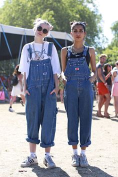 Denim Dungarees are a girl's best friend. Cop your own inside #SoHotRightNow #RunwayRepublic How To Wear Dungarees, Dungarees Dress, 90s Fashion For Women, Overalls Casual, Cooler Style, Outfit Party, Denim Dungarees, Look Retro, Outfit 90s