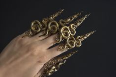 Amazingly beautiful medusa claw rings. The claws are very light as the snakes are made of epoxy resin. Claw rinds is available in different colors (see last photo). Сlaw rings can be ordered with one of two types of snakes: snake with texture and snake without texture. check photo Set of 5 nail rings (one hand). On the photo claw ring in old gold color. All claw rings are fully adjustable. Finger Claws, Medusa Halloween Costume, Medusa Headpiece, Claw Rings, Types Of Snake, Black Armor, Blue Lightning, Claw Ring, Halloween Costume Outfits