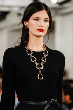 Reign of the Red Lip Oscar de la Renta Winter Make Up, Woman In Black, Dark Brunette, Beauty Guide, Red Lipstick, Street Chic, Beauty Inspiration, Fashion Details, Timeless Fashion