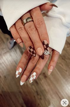 Fall Nails Checkered Design, Short Almond Nails Simple Designs, Fun Nails Easy, Red Accent Nail Ideas, Nail Ideas November 2024, Tan And White Checkered Nails, Cute Fall Thanksgiving Nails, Fun Fall Nails Acrylic, Brown Theme Nails