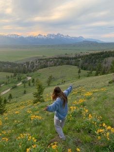 Krislyn Core, Countryside Life Aesthetic, Oliviacore Aesthetic, Nature Girl Aesthetic, Fotografi Vintage, Foto Tips, 2022 Vision Board, Foto Poses, Loving Life