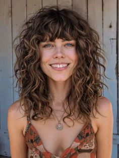 32 Captivating California Brunette Hairstyles to Inspire Your Next Look Curly Vivid Hair, Shoulder Length 2b Hair, Curly Hair Brunette, California Brunette Hair, California Brunette, Medium Shaggy Hairstyles, Natural Brunette