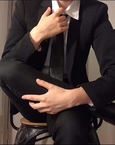 Possessive Husband, Japanese Suit, Connor Cobalt, A Man In A Suit, Man In A Suit, Addicted Series, Boy Aesthetic, Pretty Hands, Human Poses Reference