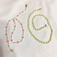 Anting Manik, Preppy Jewelry, Beaded Jewelry Necklaces, Bead Charms Diy, Diy Bracelet Designs