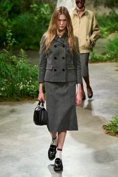 Gucci | Resort 2025 | Desfiles | Vogue Gucci Cruise, Fashion 2025, 2025 Trends, London Models, Fashion Newsletter, Artsy Style, Winter Fashion Outfits Casual, Winter Outfits Cold, Gucci Fashion