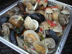 there are many clams in the pan on the grill