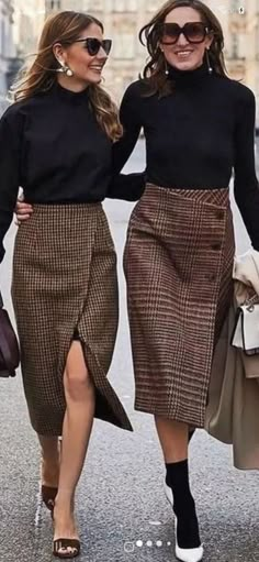 Classy Skirt Outfits, Mode Style Anglais, Classy Skirts, Rock Outfit, Trendy Skirts, Office Casual, Plaid Skirts