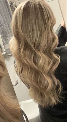 curled hair blonde Beach Waves Homecoming Hair, Prom Beach Waves, Pretty Beach Waves Hairstyles, Beachy Waves Prom Hair, Blowout Hair Beach Waves, Curled Hair Inspo Pics, Wavy Prom Hair, Blonde Curled Hair Prom, Beach Wave Curls