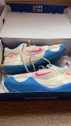 Blue pink and white shoes 
Basketball or volleyball
Court shoes Cute Volleyball Shoes Nike, Colorful Womens Basketball Shoes, Dream Volleyball Shoes, Aesthetic Volleyball Shoes, Women Basketball Shoes, Bball Shoes, Vball Shoes, Preppy Basketball Shoes, Volleyball Court Shoes