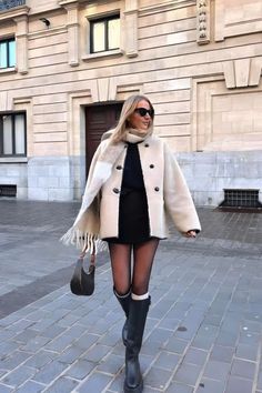 Paris Style Outfits, Social Media Marketer, Professional Social Media, Perfect Winter Outfit, Nyc Outfits, Estilo Indie, Europe Outfits, Italy Outfits