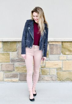 Pink Pants Outfit Fall, Jean Outfit Ideas, Grey Suede Jacket, Jeans Rosa, Jean Outfit