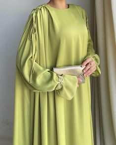 Green Modest Dress, Moslem Fashion, Blouse Casual Fashion, Muslim Outfits Casual, Pics Inspo, Mode Abaya, Modest Dress, Modesty Fashion, Muslim Fashion Dress