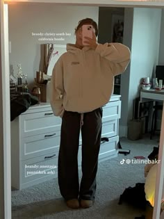 Creds to @talinebakr on tt Movie Fits Comfy, Chill Fall Fits, Comfy Testing Outfits, Cozy Simple Outfits, Cozy School Fits, Comfy Cold Outfits, Warm School Outfits, Gray Top Outfit, Comfy Outfits For School