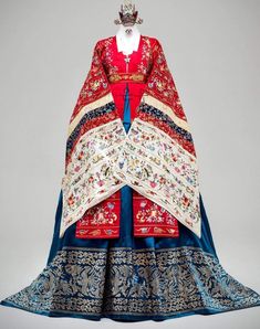 (previously worn by princesses and others of high status) Korean Embroidery, Historical Gowns, Colorful Clothes, Korean Jewelry, Traditional Bride