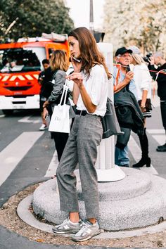 Sneaker Outfits, Berlin Fashion, Paris Fashion Week Street Style, Women Street, Street Style Paris, New Balance Women, Sneakers Outfit