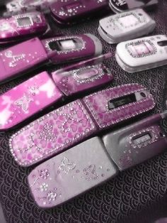 there are many cell phones that have been made to look like they're pink and silver