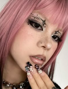 Cool Makeup Designs, Alt Eyeliner Looks, Alt Valentines Makeup, Pink Alt Makeup, Pink And Black Eye Makeup, New Years Makeup, Mexican Makeup, Makeup Crazy, Rock Makeup