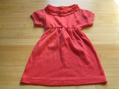 refashion: men's polo shirt to baby dress! Clothes Makeover, Upcycle Kids, T-shirt Refashion, Period Outfit, Shirt Refashion, Upcycled Fashion, Mens Shirt