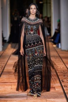 Zuhair Murad Primavera Verano 2020 Alta Costura - Pasarelas | VOGUE Haute Couture Zuhair Murad, Wedding Dresses Zuhair Murad, Egyptian Dress, Ancient Egypt Fashion, Zuhair Murad Dresses, Haute Couture Wedding Dress