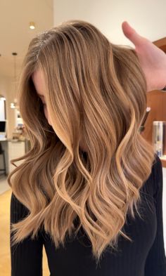 beautiful shade in beige tones Warm Sandy Blonde Hair, Teddy Bear Blonde Balayage, Teddy Bronde Haircolor, Golden Honey Blonde Hair Caramel, Warm Tone Blonde, Biscuit Blonde, Sand Blonde Hair, Warm Bronde, Light Golden Brown Hair