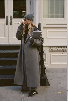 Outfit Fall 2024, Double Breasted Coat Outfit, Long Grey Coat Outfit, Long Wool Coat Outfit, Grey Winter Outfit, Grey Outfit Fall, Long Trench Coat Outfit, Europe Wardrobe, Berlin Life