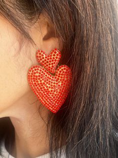 Oversized heart shaped earrings. They will be perfect for an original, fun, and fashionable gift. Different color variations: red, blue, green, pink. It is up to you to make your choice. They are made of gold-colored metal alloy with faceted glass pearls with a sparkling effect. Impossible to go unnoticed. Weight for the pair: 40 grams Closing with a pusher Stainless steel metal rod. Total dimension: height 7 cm and width 4.5 cm All your purchases will be sent by letter followed (you will receiv Fancy Earrings, Heart Shaped Earrings, Faceted Glass, Heart Earrings, Color Variations, Gold Color, Heart Shapes, Jewelry Earrings Dangle, Sparkle