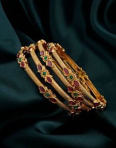 Bangles Gold Design, Bangles Jewelry Designs Gold, Latest Gold Bangles, Pearl Bangles Gold, Plain Gold Bangles, Traditional Bangles, Dubai Gold Jewelry, Indian Gold Jewelry, Indian Bangles