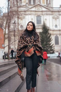 Fendi cape #Fendi #FendiCape #Fendilogo Fendi Cape Outfit, Shawl Winter Outfits, Fendi Shawl Outfit, Poncho With Dress Outfits, Cape Shawl Outfit, How To Style Poncho, Outfits With Ponchos, Designer Scarf Outfit