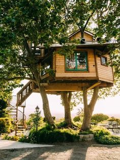 a tree house built in the middle of some trees