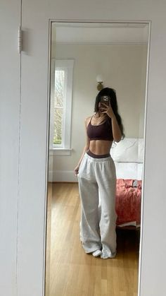 Leggings With Tank Top Outfits, Fit Style Women, Tute Sportive Outfit, Sweats And Sports Bra Outfit, Gym Outfit Joggers Women, Cute Comfy Gym Outfits, Gym Fit Sweatpants, Exercise Clothes Aesthetic, Workout Body Inspired