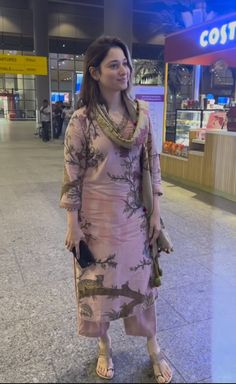 Airport Outfit Dress, New Party Wear Dress, Simple Suits, Dress Designs For Girls, Indian Dresses For Women, Simple Dress Casual, Fashionable Saree Blouse Designs, Simple Kurta Designs, Simple Kurti Designs