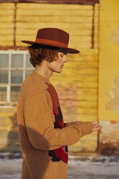 Brave new adventures with RUSTIC JAMES: a unisex copper-brown hat crafted with mulesing-free wool, decorated with an italian suede terracotta ribbon and gold-plated rivet. Experience the earthy, nature-inspired style of the 70s with the added bonus of a black cotton size-adjustable cord - let's get groovy! Terracotta Ribbon, Terracotta Color, Brown Hat, Copper Brown, Brown Hats, The 70s, Felt Hat, Copper Color, Cozy Fall