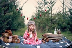 This holiday picnic is such a fun + festive idea for your family's Christmas card photo shoot. Card Photoshoot, Holiday Cards Family, Winter Picture, Family Christmas Card Photos, Family Holiday Cards, Holiday Portraits, Holiday Mini Session, Cookies And Milk, Xmas Photos