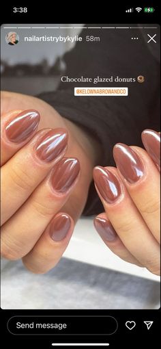 Minimalist Gel Nails Simple, Trendy Nails For 2023, Natural Color Chrome Nails, Natural Chrome Acrylic Nails, Current Nail Trends 2023 Gel, Chocolate Glazed Nails Short, Minimalist Fall Nail Art, Fall Shimmer Nails, Call Dip Nails