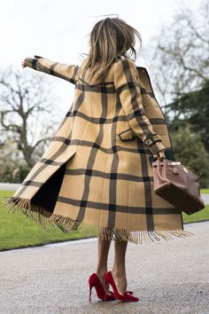 London Fashion Weeks, Long Coats, Perfect Coat, Stylish Coat, Street Style Trends, Chic Casual, Coat Fashion, London Fashion Week, Long Coat