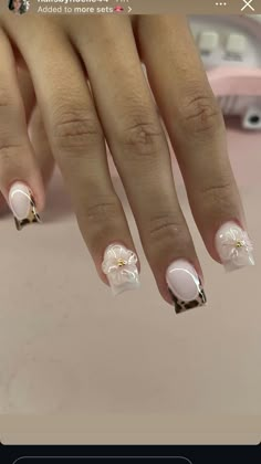 Simple Flower On Nail, Shorties Nails Winter, Small Square Nails Ideas, Fall Gel Manicure Short Nails, Cute Short Bday Nails, Cute Nails With Gold Flakes, Cute Nail Designs On Natural Nails, Short Square Cute Nails, Cute Short Square Acrylic Nails Designs Simple