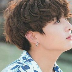 Double Helix Piercings, Jungkook Piercing, Kylie Jenner Piercings, Double Helix Piercing, Bts Earrings, Double Ear Piercings, Rough Rose Quartz