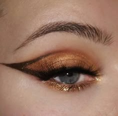 Gold Grunge Makeup, Golden Eyeliner Make Up, Golden Eye Makeup Look, Orange And Gold Outfit, Gold Cat Eye Makeup, Yule Ball Makeup, Golden Eyeshadow Looks, Eyeshadow Looks Gold, Thanksgiving Eyeshadow