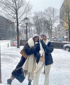 Scarfs, winter pics, friend pictures, snowy, #mirrorpic #cozyoutfits #winteroutfitinspo #winteroutfits #wintervibes #winterpics #girly #style #fashion #autumn #rorygilmore #itgirl #cozyoutfit #fallfashion #fallvibes #gilmoregirlstiktok #oldmoney #stockholmstyle #capsulewardrobe #friends #instapics #snowy #scarfs #coldweather #coffee Winter Nyc, Winter Mode Outfits, Nyc Outfits, New York Outfits, New York Winter, Nyc Christmas, Skandinavian Fashion