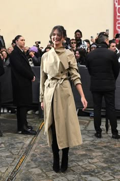 Rihanna Is Back in the Dior Haute Couture Front Row - Fashionista Hollywood Glam Fashion, Dior Street Style, Deva Cassel, Dior Outfit, Haute Couture Outfits, Vincent Cassel, Female Biker, Friend Pictures Poses