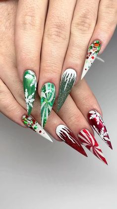 Christmas Nails Red Green White, Red And Green Xmas Nails, Clear Christmas Nails, Red Green Christmas Nails, Green Glitter Christmas Nails, Green Christmas Nails Acrylic, Green And Gold Christmas Nails, Green And Red Christmas Nails, Green Xmas Nails