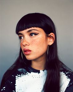 Ein kurzer Pony liegt im Trend. Wer sich die Haare nicht kurz schneiden will, kann einen Haar-Clip verwenden. (Foto: The Every Girl/Samuel Bradley). Bold Bangs, Beauty Make-up, Kendall Jenner, Makeup Inspiration, Cat Eye