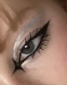 Black And Silver Star Makeup, Eye Makeup Rockstar Gf, Star Makeup Hooded Eyes, Stargirl Makeup Tutorial, Artic Monkeys Makeup, Eyeliner Rockstar, Rockstar Aesthetic Makeup, Rockstar Gf Aesthetic Makeup, Big Lashes Makeup Look