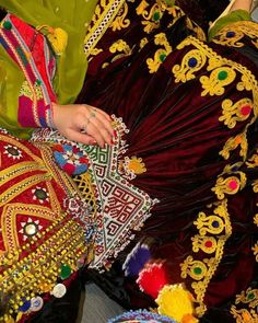 #fyp #keşfet #foryoupage #afghanistan #afghanistan #afghandress #afghanstyle #afghanculture #afghancouple #afghanfyp #pashtun #pashto #pashtoongirl#afghanstyle #aesthetic #aesthetictumblr Henna Dress, Engagement Henna, Beautiful Culture, Afghan Dress, Dress Traditional, Royal Aesthetic